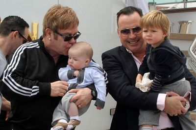 Elton maternidad.jpg